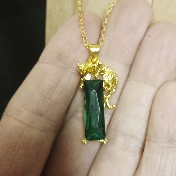 Gold Tigar Pendent with a large Emerald Stone on Gold necklace. - Picture 1 of 3